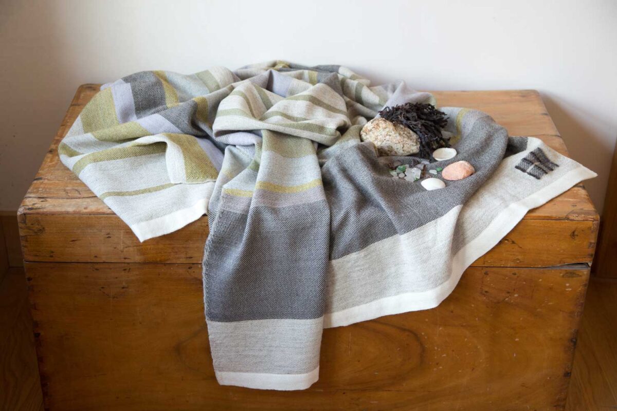Throw on table with shells